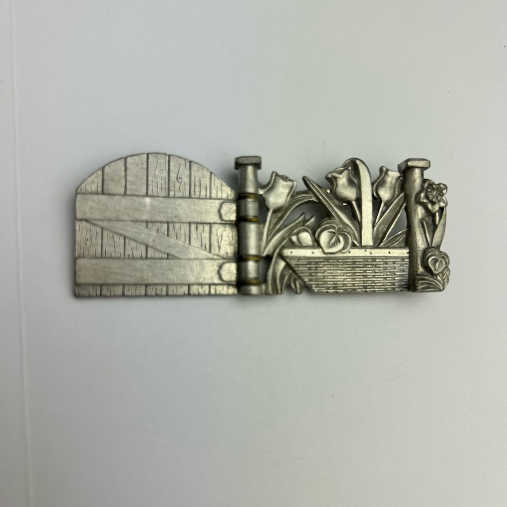 Longaberger Silver Collectors Club Flower Basket Cottage hinges lapel Fence Pin - Picture 2 of 3